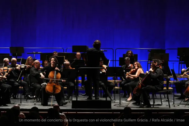 Un momento del concierto de la Orquesta con el violonchelista Guillem Gràcia. / Rafa Alcaide / Imae
